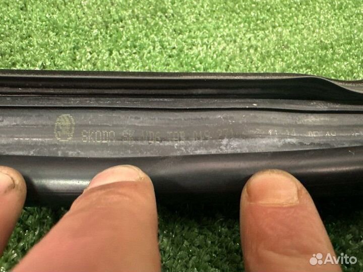 Уплотнитель стекла направляющий передний правый