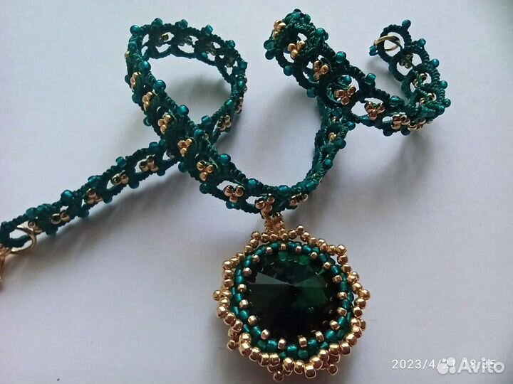 Изумрудный чокер с золотистым бисером