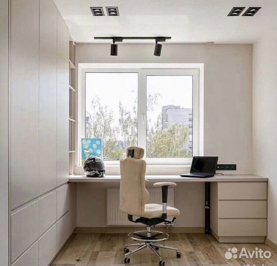 Письменный стол у окна/ рабочая зона / шкаф