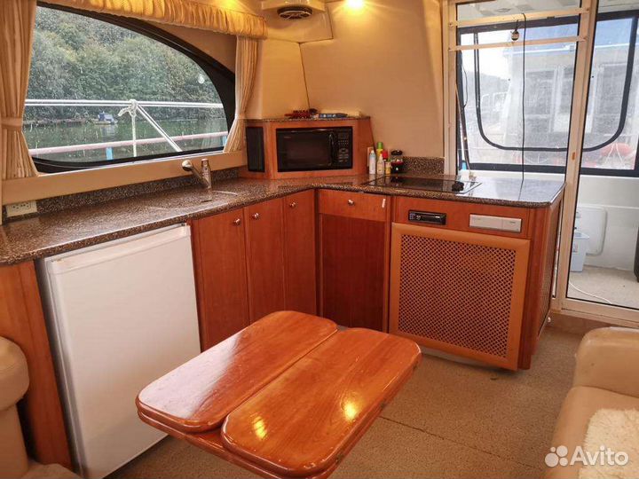 Моторное судно яхта