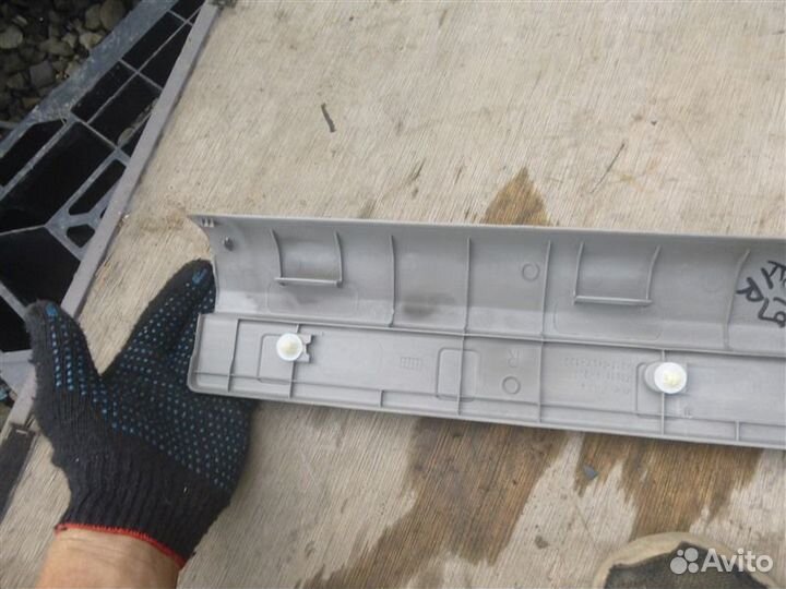 Накладка на порог салона передняя правая Nissan