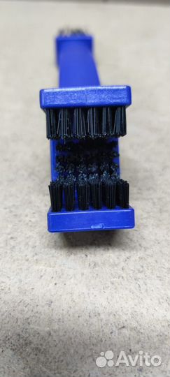 Щетка для чистки цепи мотоцикла