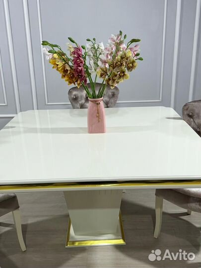 Стол и стулья