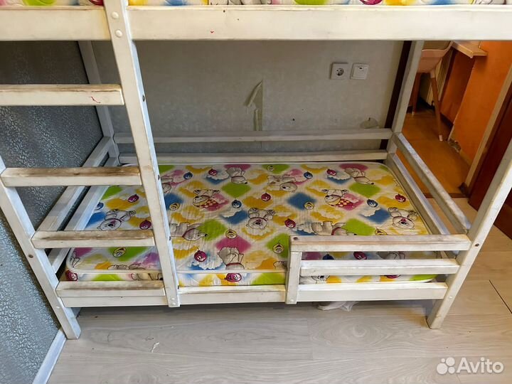 Двухъярусная кровать