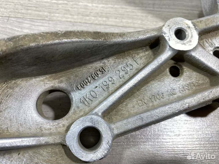 Кронштейн рычага левый передний левый Skoda