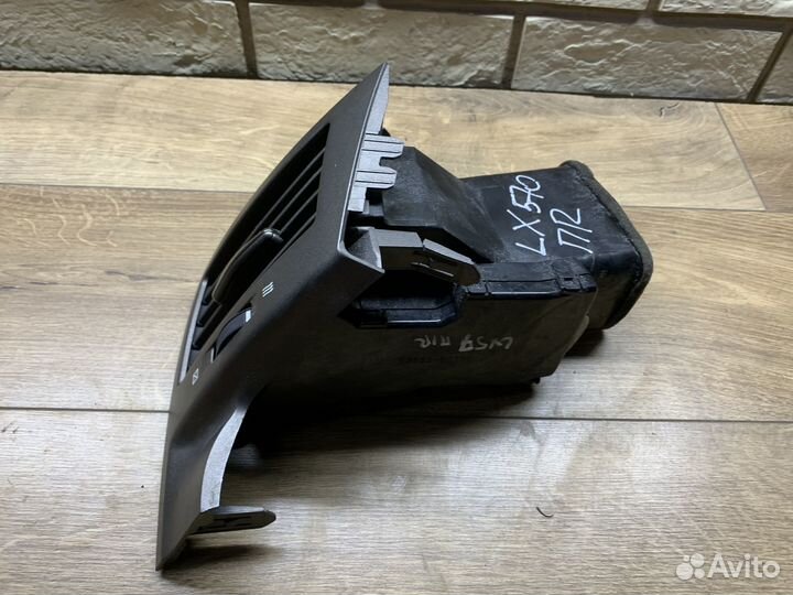 Lexus LX 570 Дефлектор воздушный правый