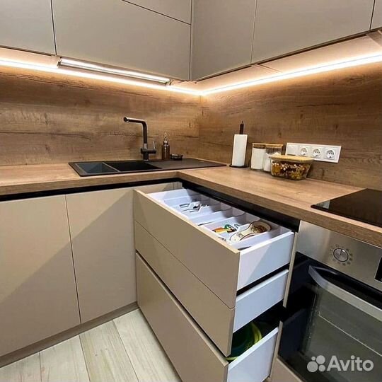 Угловой кухонный гарнитур современный