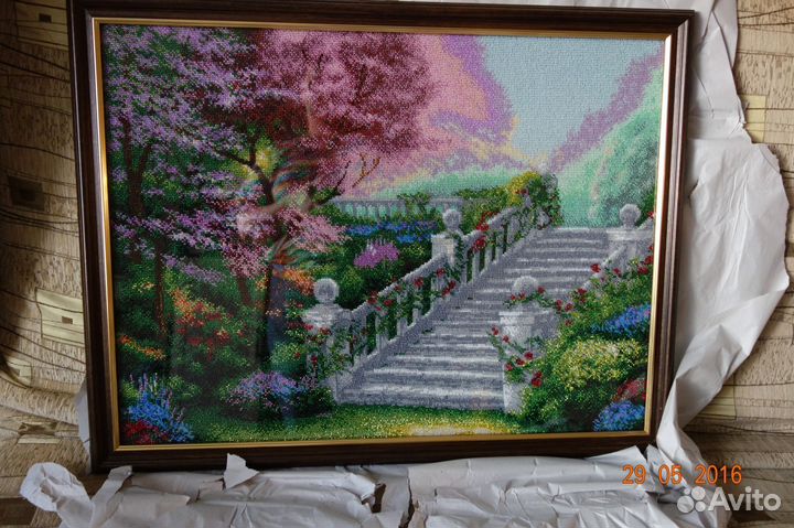 Картину, вышитую бисером, в рамке