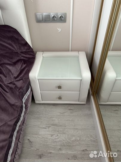Тумбочка прикроватная белая
