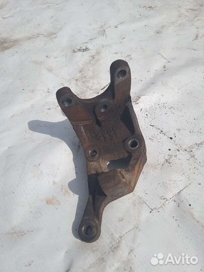 Кронштейн насоса гур Nissan Terrano 2 Ниссан