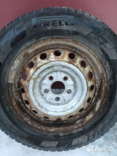 Зимняя резина и диски Pirelli R16 + колпаки