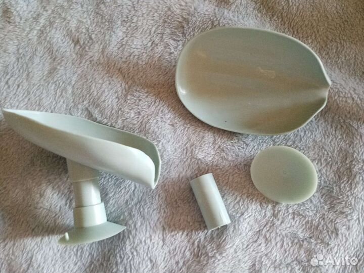 Мыльница со сливом на присоске в форме лепестка