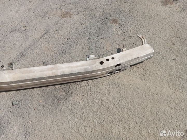 Усилитель переднего бампера Toyota LC 200