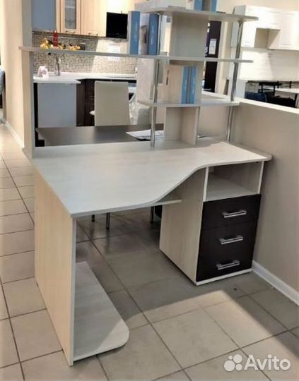 Компьютерный стол угловой с полками