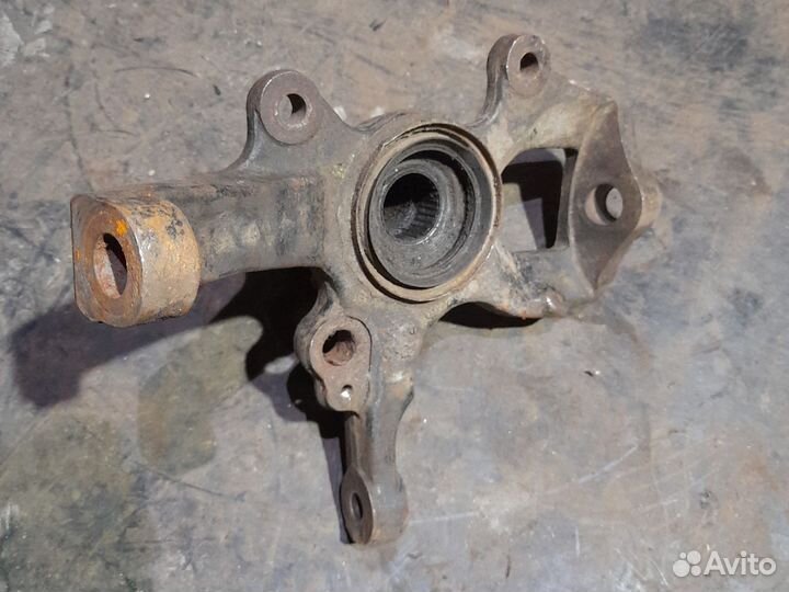 Поворотный кулак правый под абс Паджеро 2