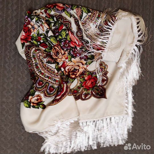 Шаль молочного цвета 110х110