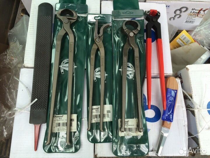 Подковы, инструменты, седло, уздечка, овес плющенн