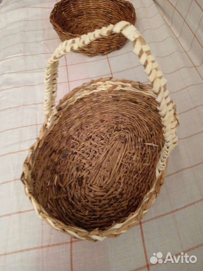 Корзина плетеная из бумажной лозы