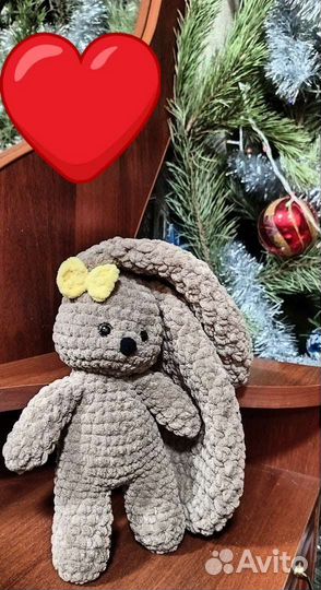 Плюшевый заяц вязаный