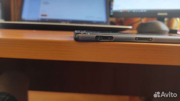 Телефон Sony xperia d6603