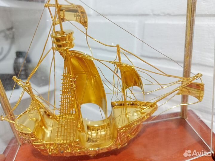 Корабль - Кораблик золотой в стеклянном коробе