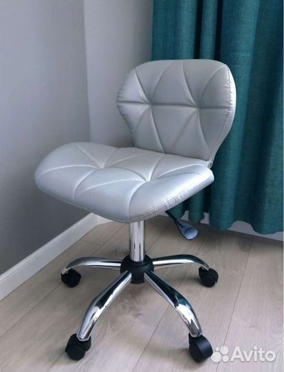 Стул для мастера педикюра