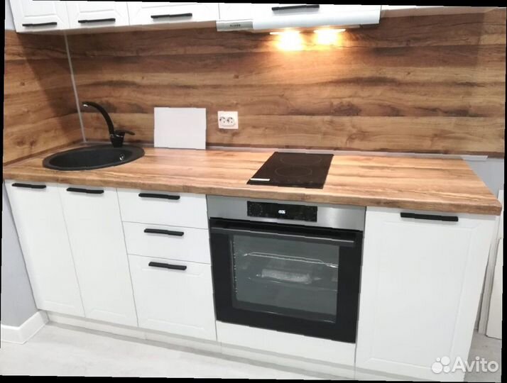 Кухня белая с корпусом и столешницей под дерево