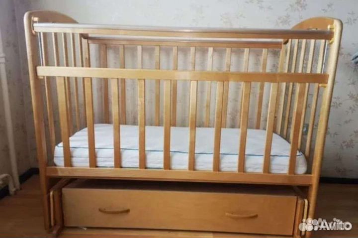 Детская кроватка с поперечным маятником