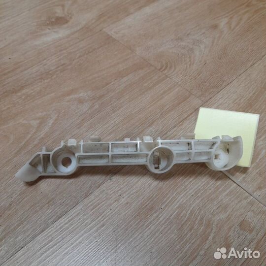 Кронштейн бампера передний левый Mitsubishi