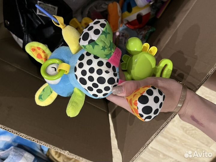 Коробка детских вещей, игрушек