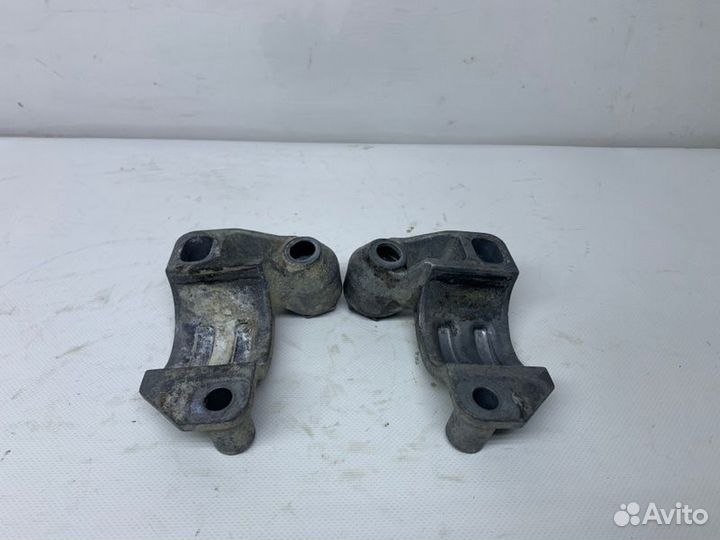 Кронштейн крепления стабилизатора передний