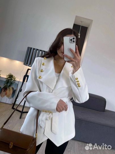 Женский пиджак премиум с поясом белый