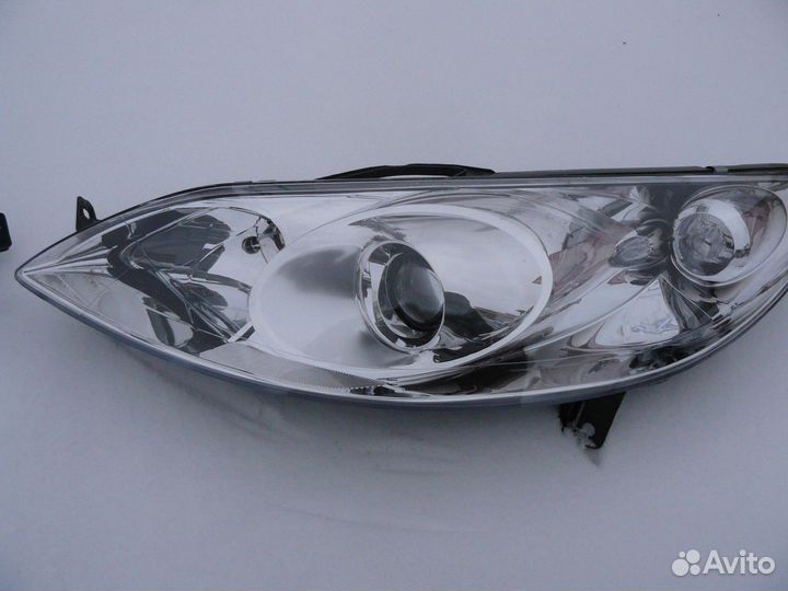 Комплект фар для Peugeot 407 2005г