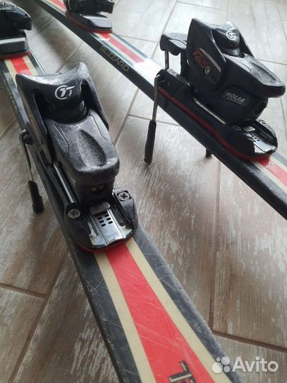 Горные лыжи с креплениями и ботинками. Палки в