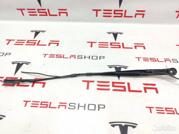 Поводок стеклоочистителя левый Tesla Model X 2019