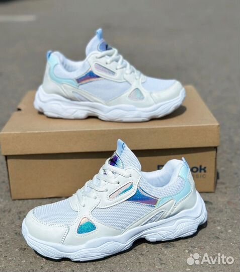 Кроссовки женские