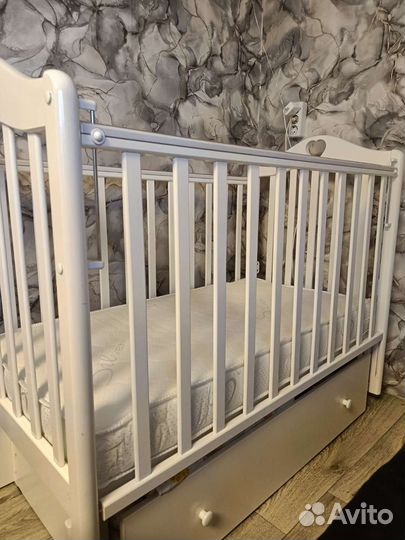 Детская кроватка с маятником и ящиком