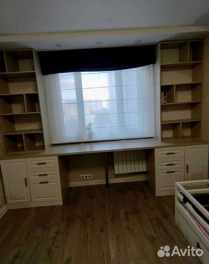 Рабочая зона в углу у окна