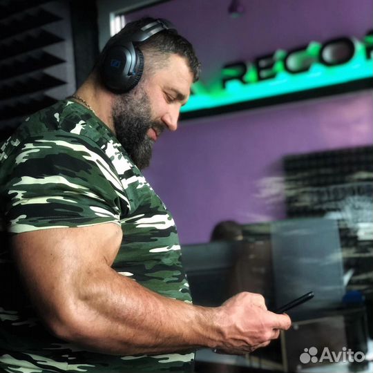 Запись песни в студии звукозаписи