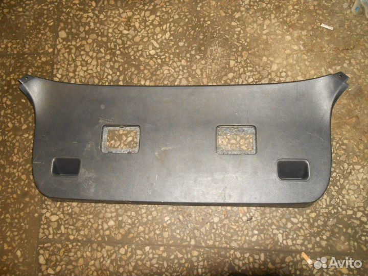 Обшивка двери багажника (Toyota Corolla)