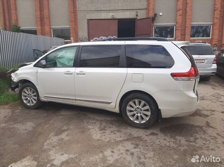 Toyota Sienna 2016 г на запчасти