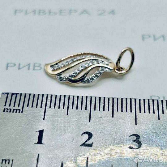 Золотая подвеска с камнем