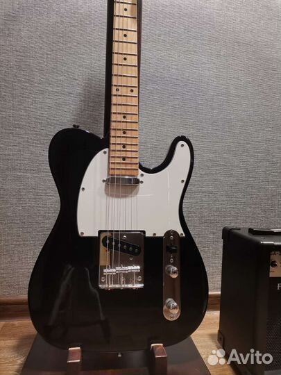 Электрогитара в комплекте с комбоусилителем