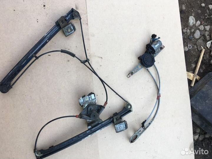 Стеклоподъемник механ. передний правый Фольксваг