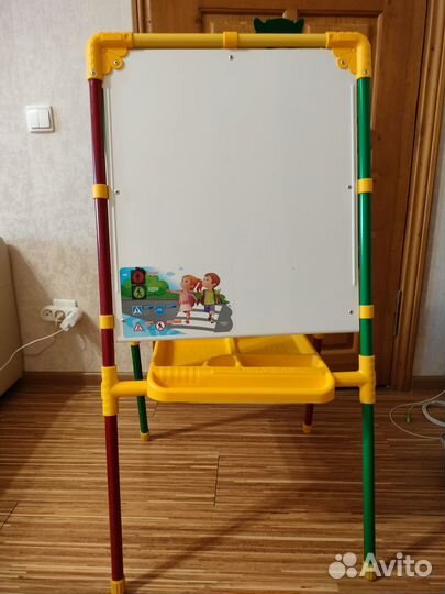 Продаю мольберт с магнитами и домик