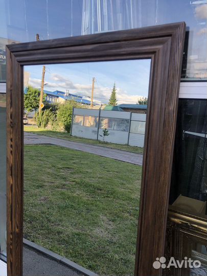 Зеркало в деревянной раме