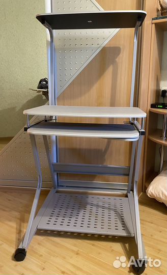 Компьютерный стол на металлическом каркасе