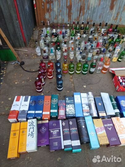 Пустые бутылки из под алкоголя