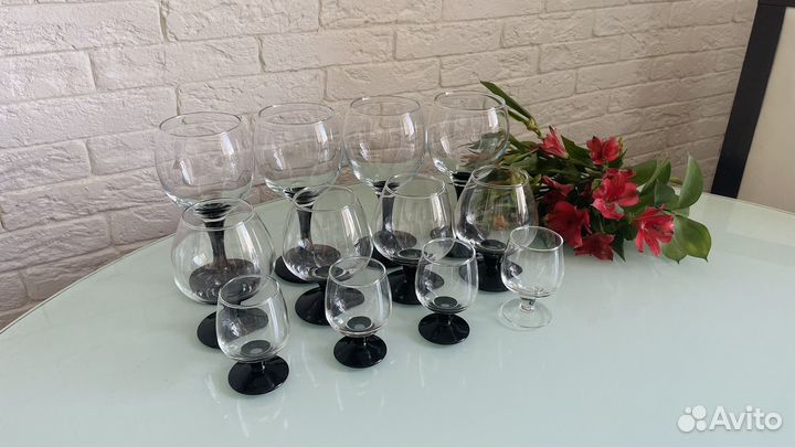 Бокалы на черной ножке