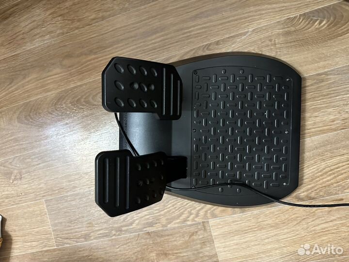 Игровой руль с педалями